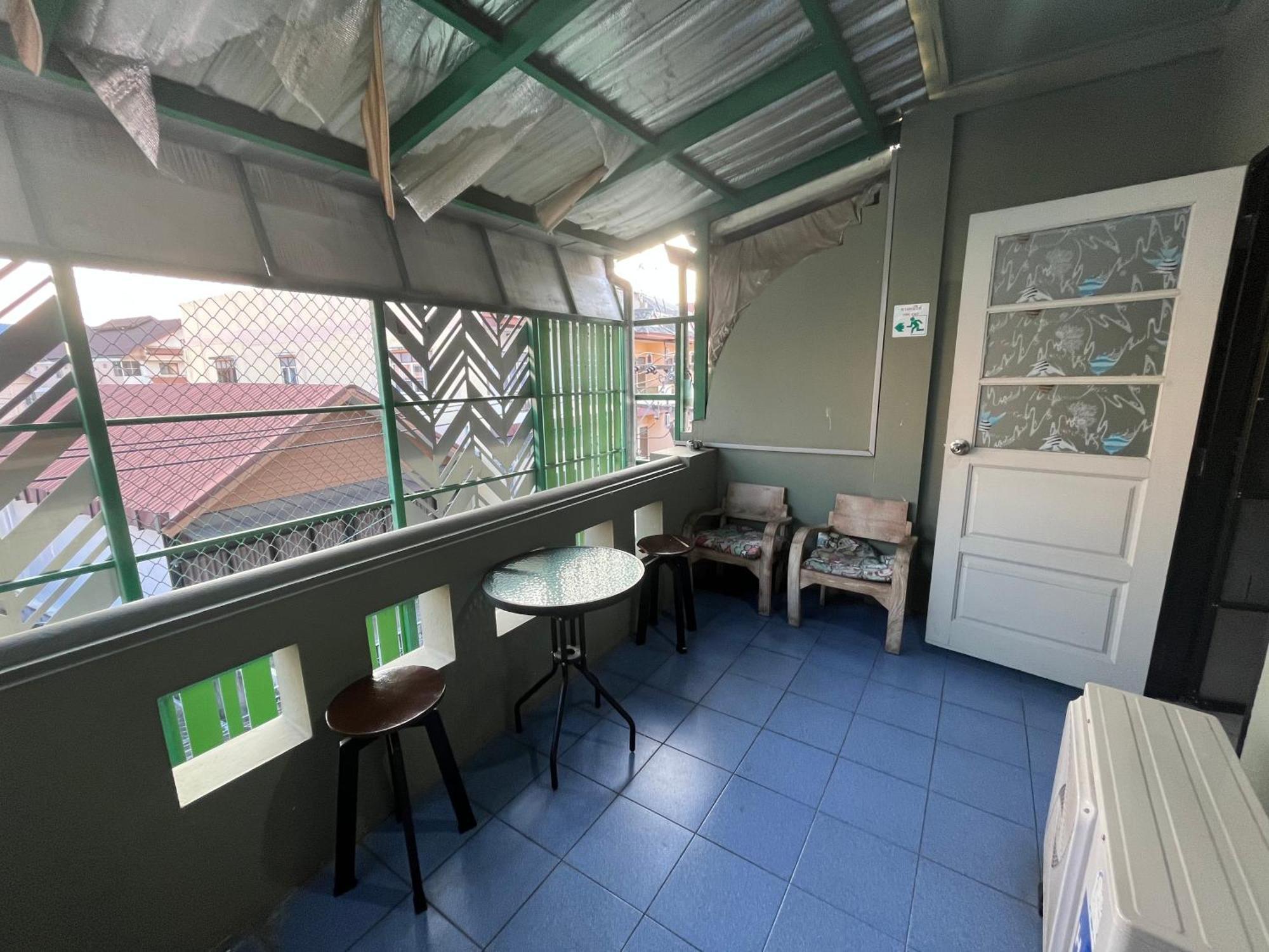 Hostel Lazy Gibbon 1 Chiang Mai - Tha Phae Gate Zewnętrze zdjęcie