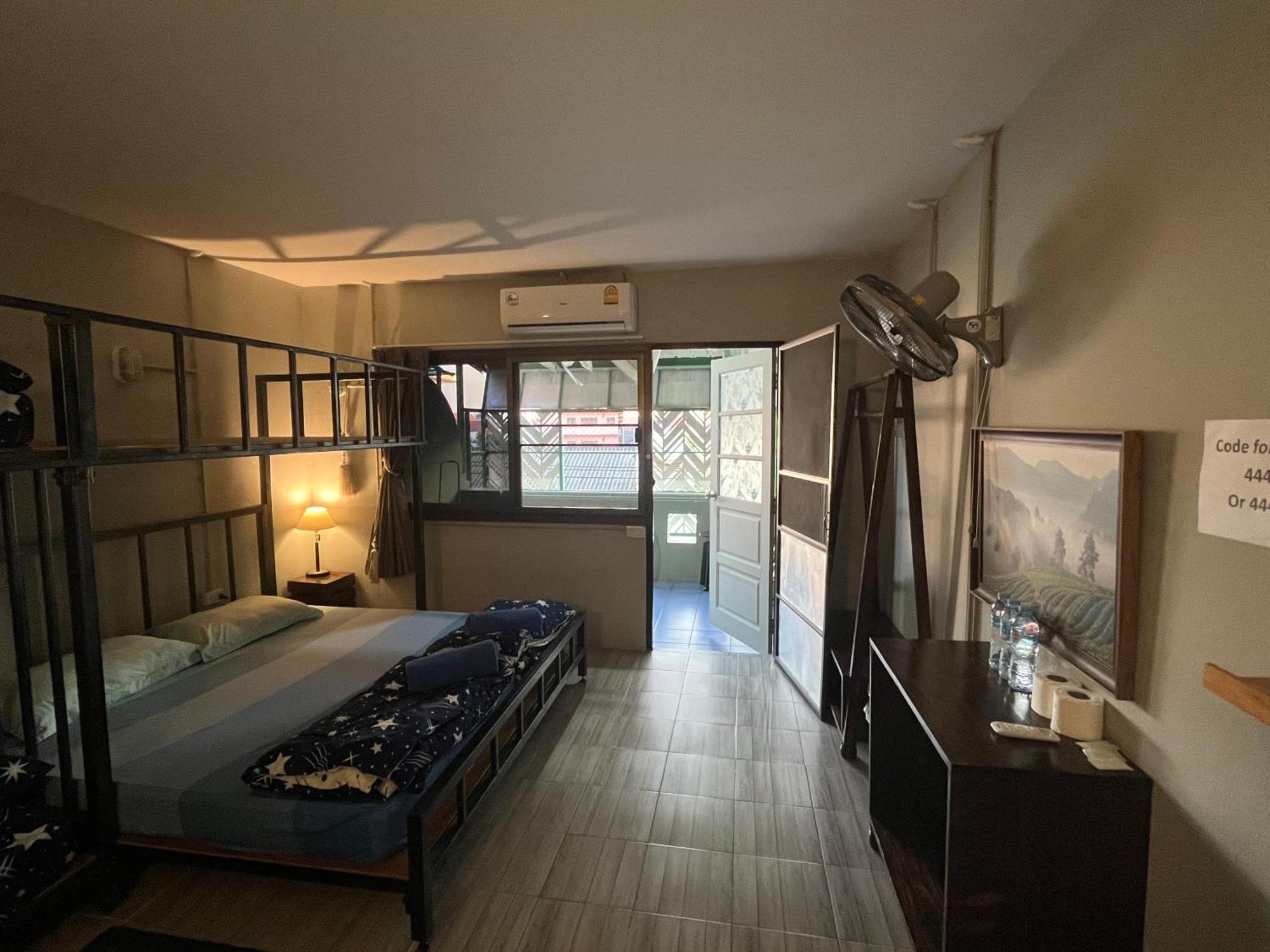 Hostel Lazy Gibbon 1 Chiang Mai - Tha Phae Gate Zewnętrze zdjęcie
