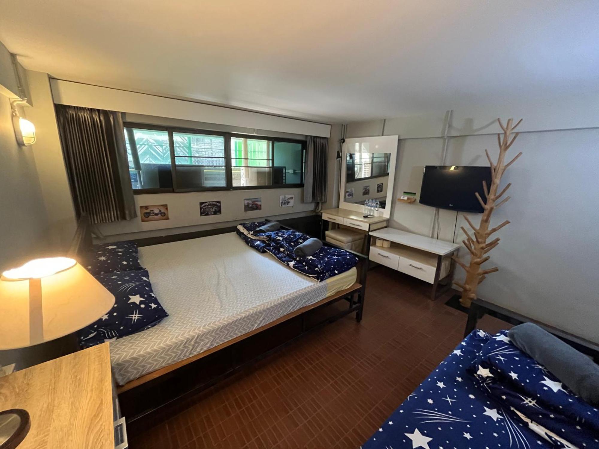 Hostel Lazy Gibbon 1 Chiang Mai - Tha Phae Gate Zewnętrze zdjęcie