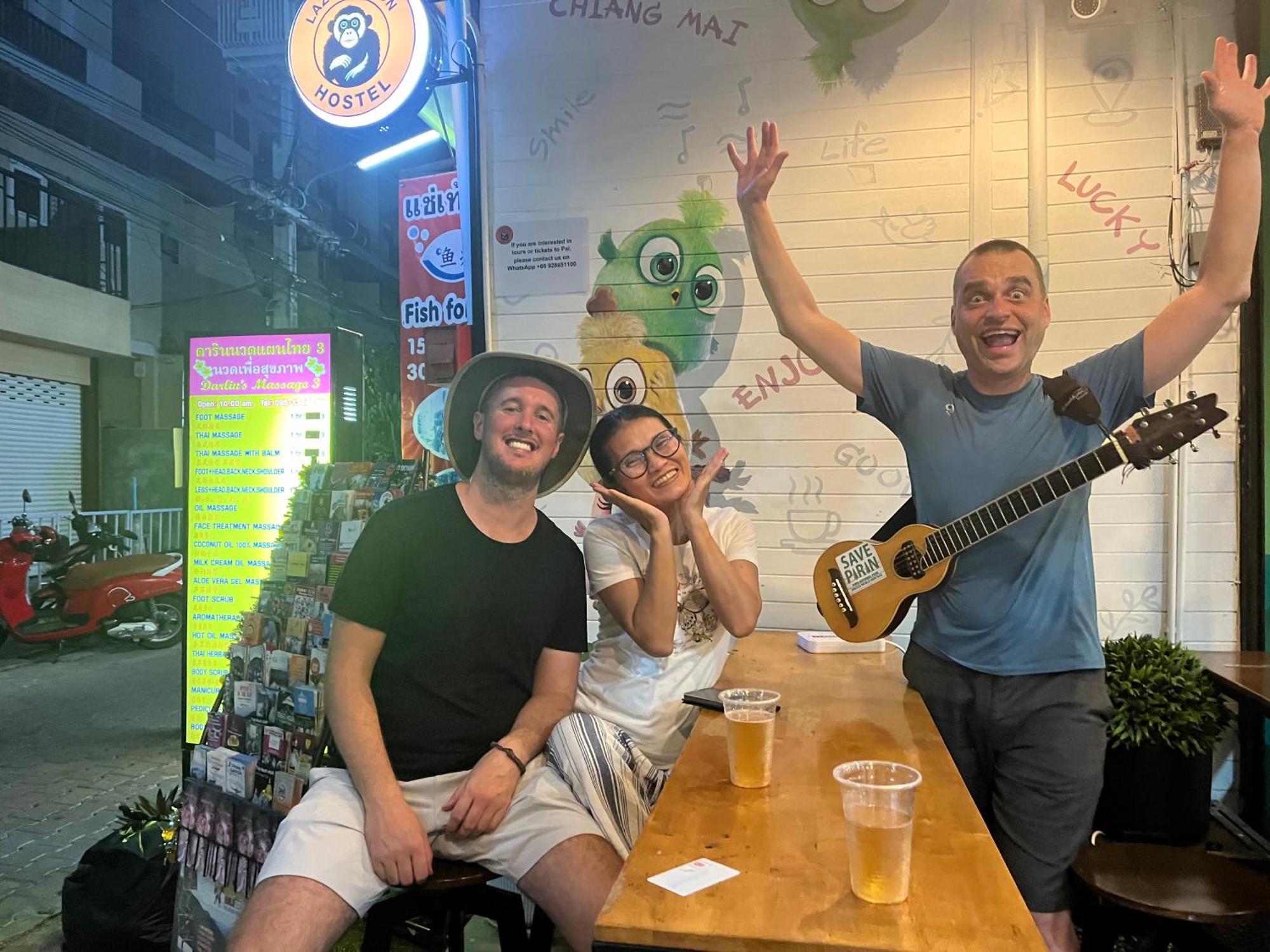 Hostel Lazy Gibbon 1 Chiang Mai - Tha Phae Gate Zewnętrze zdjęcie